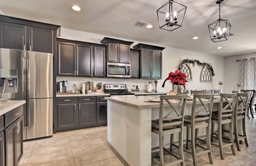 San Tan Valley Maison | A home that feels like home, w/hot tub and spacious living room