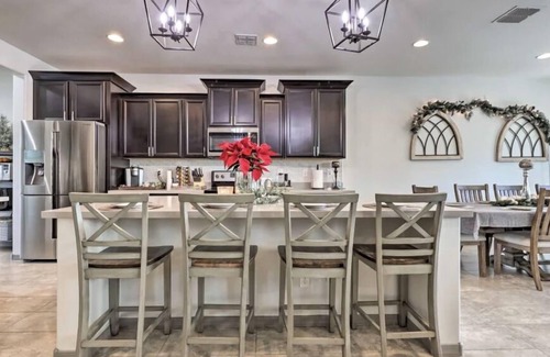 San Tan Valley Maison | A home that feels like home, w/hot tub and spacious living room