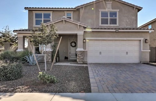 San Tan Valley Maison | A home that feels like home, w/hot tub and spacious living room