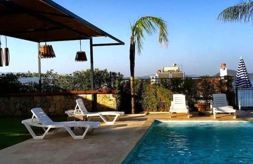 Phitsanulok Appartement | A house with a swimming pool and a garden. Free barbecue place