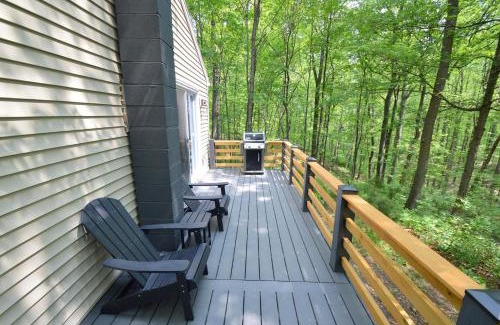 Great Cacapon Maison | A Humble Abode - - Pet Friendly, Fire Pit, Deck, Grill, Wood Stove, Games, Wifi, 6 acres