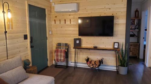Great Cacapon Maison | A Humble Abode - - Pet Friendly, Fire Pit, Deck, Grill, Wood Stove, Games, Wifi, 6 acres