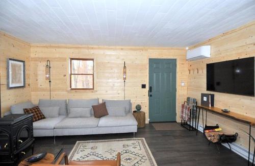 Great Cacapon Maison | A Humble Abode - - Pet Friendly, Fire Pit, Deck, Grill, Wood Stove, Games, Wifi, 6 acres