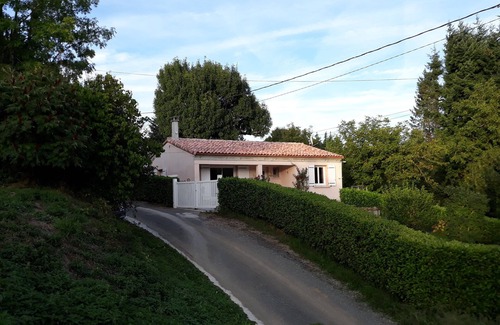 Lacombe Maison | A l'ombre du frêne, maison avec jardin arboré. Idéal pour les amis de la nature.