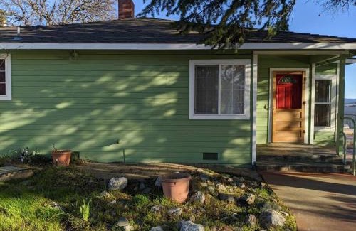Clearlake Park Maison | A lake, a mountain and the house with the red door