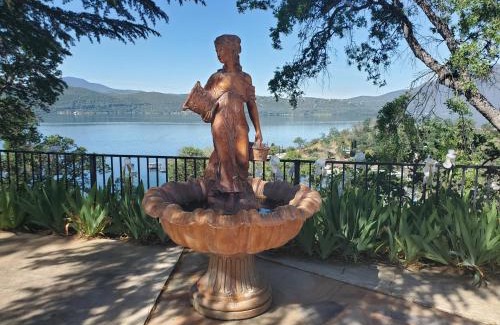 Clearlake Park Maison | A lake, a mountain and the house with the red door