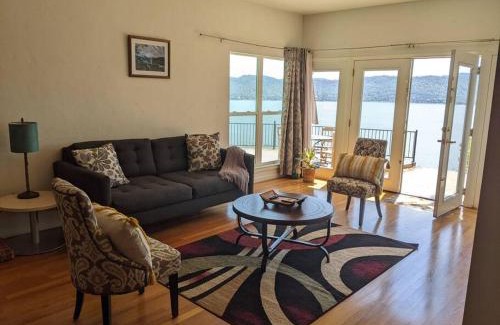 Clearlake Park Maison | A lake, a mountain and the house with the red door