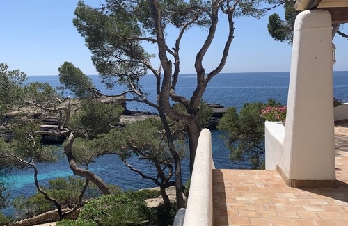 Portopetro Villa | Grande villa au bord de l'eau avec jardin et terrasses.