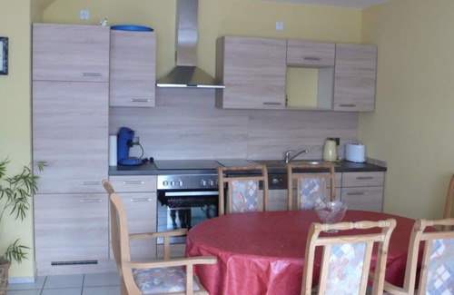 Schoffengrund Appartement | Une pelouse et une terrasse vous invitent à la flânerie et à la détente.