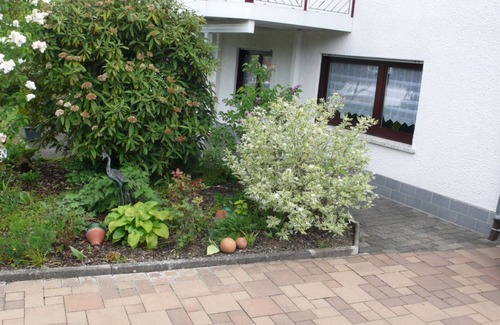 Schoffengrund Appartement | Une pelouse et une terrasse vous invitent à la flânerie et à la détente.
