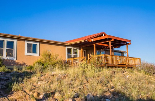 Abiquiu Maison | A light-filled home with views of the Jemez