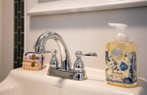 Elkland Appartement | A Little Piece of Main Street 1 - Stylish Getaway