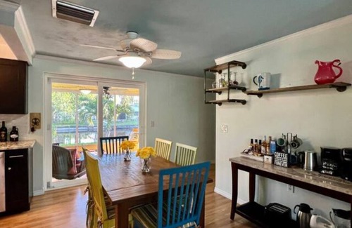Lake Shore Estates Maison | A Little Slice of Key West on Lake Tarpon - Kayak and fish from the back yard