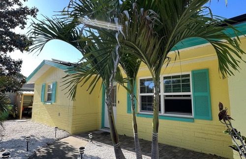 Lake Shore Estates Maison | A Little Slice of Key West on Lake Tarpon - Kayak and fish from the back yard