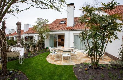 Nieuwpoort Maison | 'A little white house with a tree by the sea' with beach cabin by BLOSS