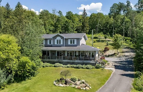 Katrine Maison | A LUXURY 6 BEDROOM LAKEFRONT COTTAGE Available for RENT!!!!