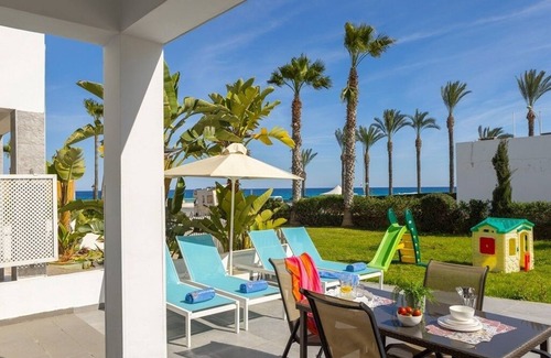 Protaras Villa | Villa en bord de mer à moins de 50 mètres de toutes les commodités et des plages de sable