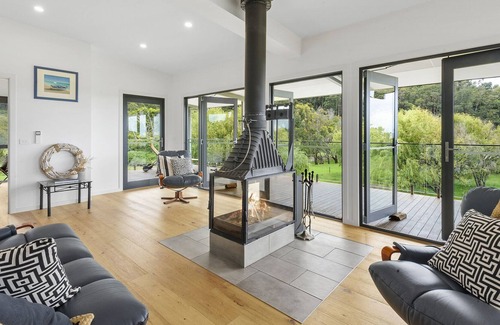 Kennett River Maison | A modern riverside abode close to the beach