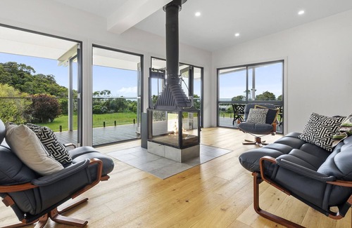 Kennett River Maison | A modern riverside abode close to the beach