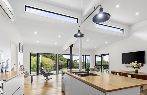 Kennett River Maison | A modern riverside abode close to the beach