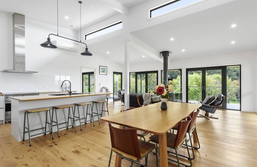 Kennett River Maison | A modern riverside abode close to the beach