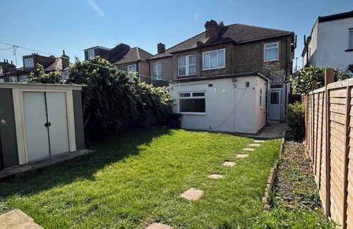 Streatham Appartement | A modern spacious 3-bedroom apartment with garden