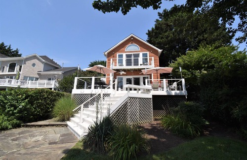 Annapolis Maison | A most envious location! Home includes a beautiful gourmet kitchen with a dining area and a Guest House with Bedroom and Full Bath!