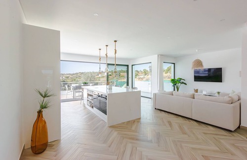 Salema Villa | A Brand New Luxury Vila located in Salema- Sleeps 6/8 - 8 mins walk to the beach