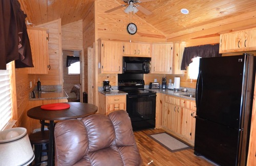 Christopher Creek Cabine | Une cabine d'une chambre et d'une salle de bains donnant sur Christopher Creek.