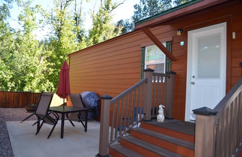 Christopher Creek Cabine | Une cabine d'une chambre et d'une salle de bains donnant sur Christopher Creek.
