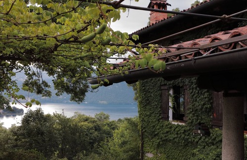 Carcegna Maison | Un paradis avec vue sur le lac, grande maison avec beau jardin privé