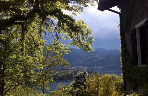 Carcegna Maison | Un paradis avec vue sur le lac, grande maison avec beau jardin privé