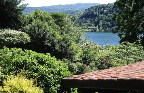 Carcegna Maison | Un paradis avec vue sur le lac, grande maison avec beau jardin privé