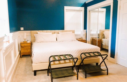 Bradley Maison | A Peace of Paradise. -Hot Tub, Massage Chair, Private Lot, Close to Gun Lake-