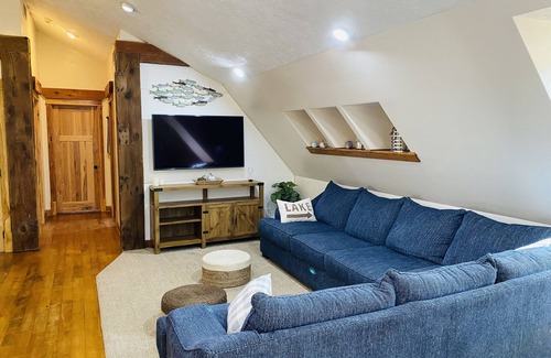 Bradley Maison | A Peace of Paradise. -Hot Tub, Massage Chair, Private Lot, Close to Gun Lake-