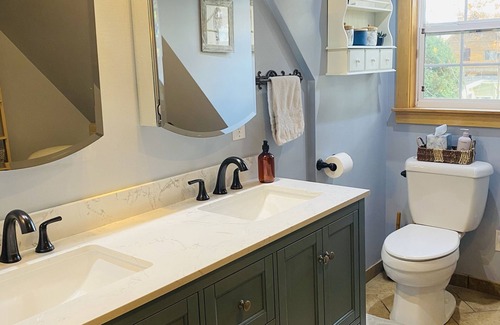 Bradley Maison | A Peace of Paradise. -Hot Tub, Massage Chair, Private Lot, Close to Gun Lake-