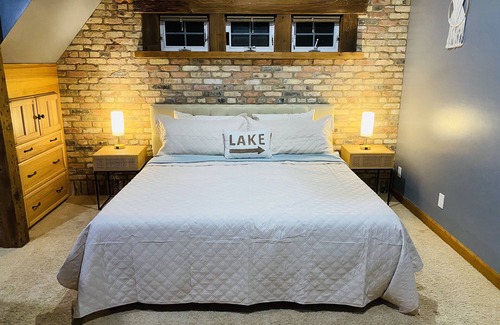 Bradley Maison | A Peace of Paradise. -Hot Tub, Massage Chair, Private Lot, Close to Gun Lake-