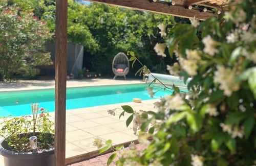 Tresses Lit Et Petit-Déjeuner | A peaceful haven with swimming pool, 20 minutes from Bordeaux and its vineyards.