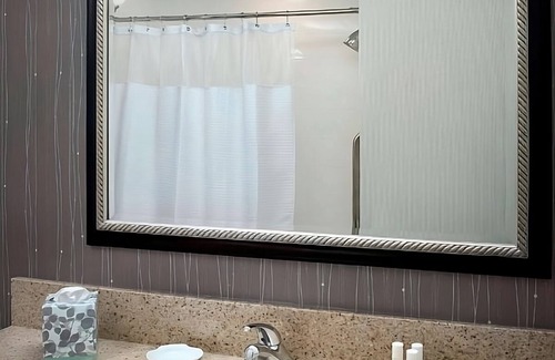 Newark Hôtel | A Place You'll Surely Enjoy! TWO Comfortable Units, Pet-friendly, Indoor Pool!