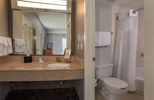 Newark Hôtel | A Place You'll Surely Enjoy! TWO Comfortable Units, Pet-friendly, Indoor Pool!