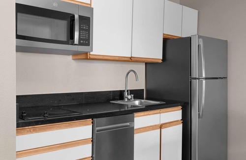 East Lake Hills Hôtel | A Place You'll Surely Enjoy! Relaxing Studio Suite w/ Complimentary Breakfast!