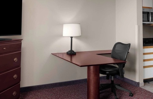 East Lake Hills Hôtel | A Place You'll Surely Enjoy! Relaxing Studio Suite w/ Complimentary Breakfast!