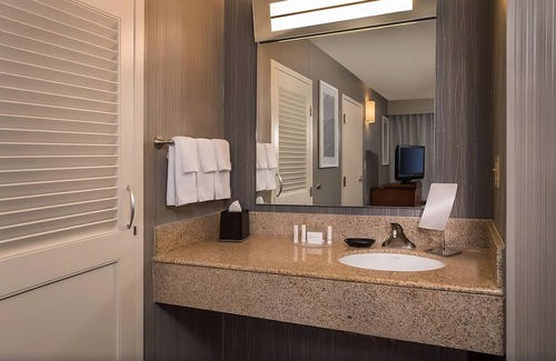 Columbia Hôtel | A Place You'll Surely Enjoy! 3 Posh Units, w/ Pool, Near Hyper Kidz!