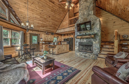 Foxfire Estates Cabine | "A Point of View" - Cozy Cabin. Long Range View. All paved roads.
