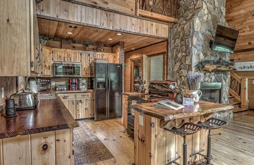 Foxfire Estates Cabine | "A Point of View" - Cozy Cabin. Long Range View. All paved roads.