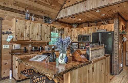 Foxfire Estates Cabine | "A Point of View" - Cozy Cabin. Long Range View. All paved roads.