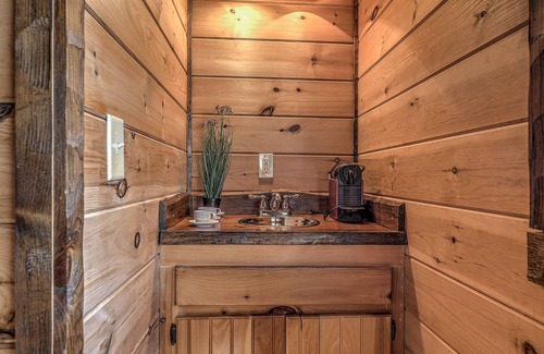 Foxfire Estates Cabine | "A Point of View" - Cozy Cabin. Long Range View. All paved roads.