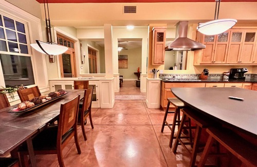 El Presidio Historic District Maison | A Premium and Award-Winning Downtown Property Minutes from the UofA!