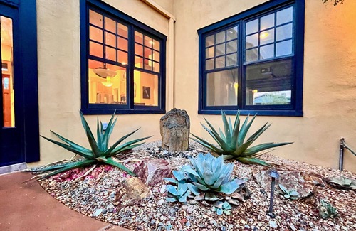 El Presidio Historic District Maison | A Premium and Award-Winning Downtown Property Minutes from the UofA!