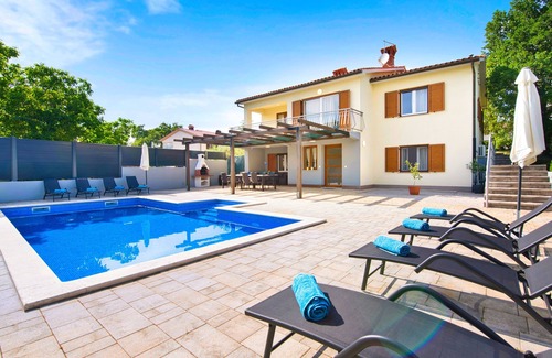 Kapelica Villa | Villa avec piscine privée et clôturée au bord de la mer